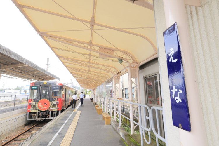 ホーロー看板が旅情を誘う恵那駅のホーム。