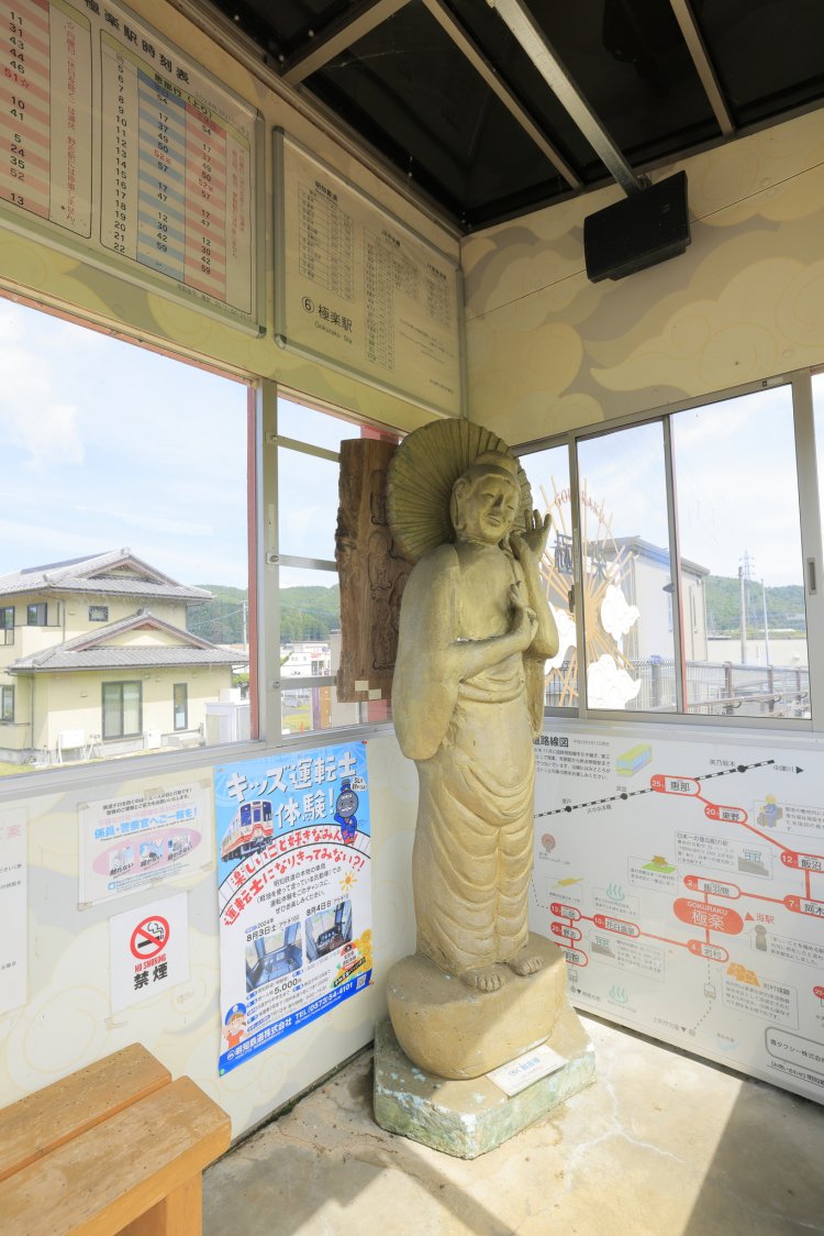 待合室にはOK観音が置かれ、三波春夫による『極楽音頭』が流れる。