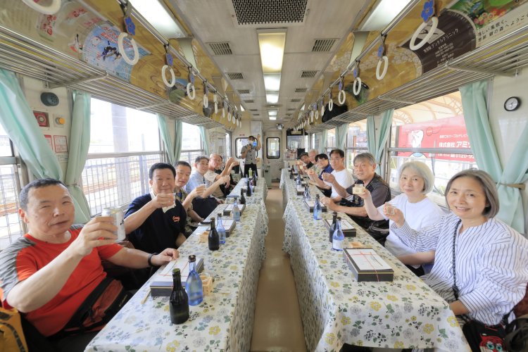 【観光列車、どれに乗る？】鉄道の達人・山﨑友也がおすすめ！ 岐阜県・明知鉄道の「食堂車」。のどかな里山を走る和気あいあい宴の時間