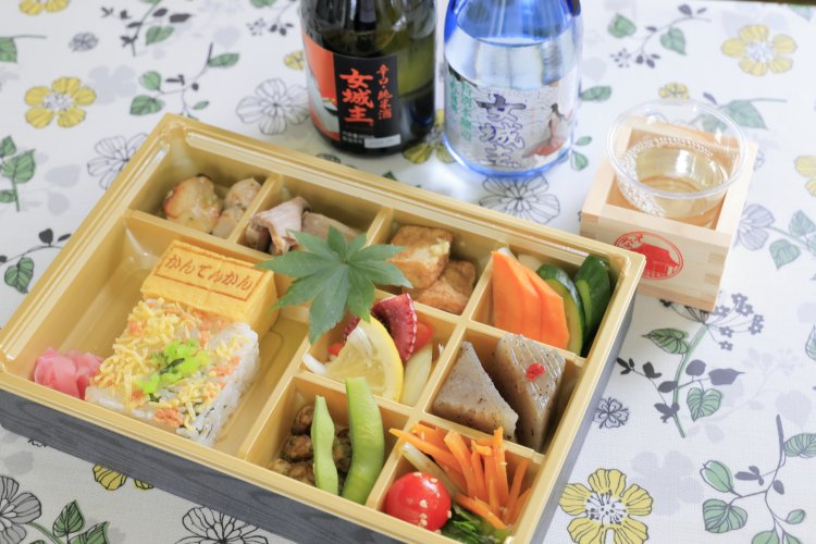 恵那どりの塩麴焼き、きなこ豚のロースト、カリカリ豆にピリ辛こんにゃく煮など、冷酒のおつまみになるおかずがぎっしりと並ぶ。