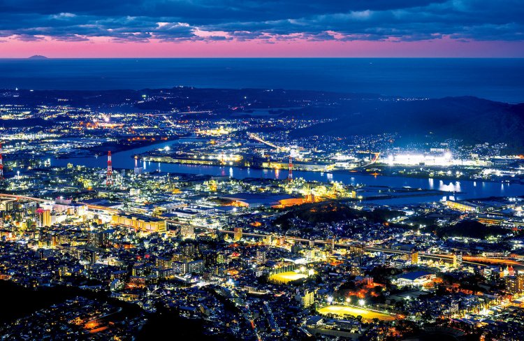 皿倉山から望む北九州市街。夜景が美しく、光石さんのご両親が勤めていた工場地帯も見える。