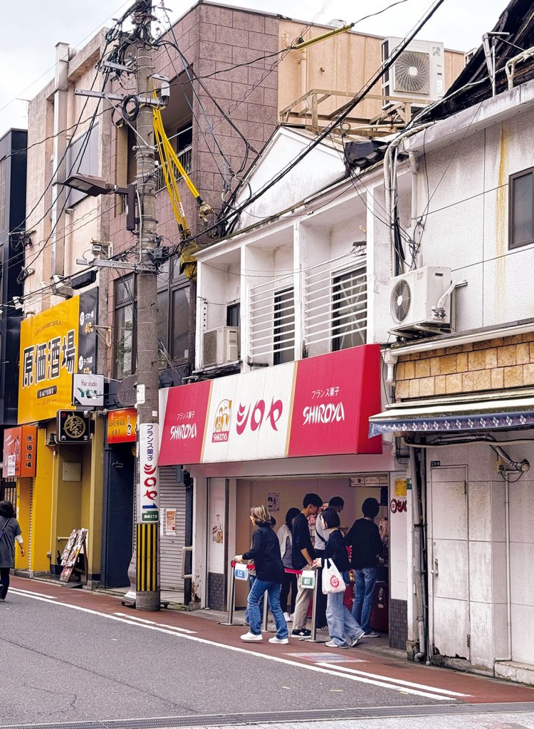 光石さんの初めてのおつかいはたぶんここ、という創業74年の『シロヤ』（写真は黒崎本店）。