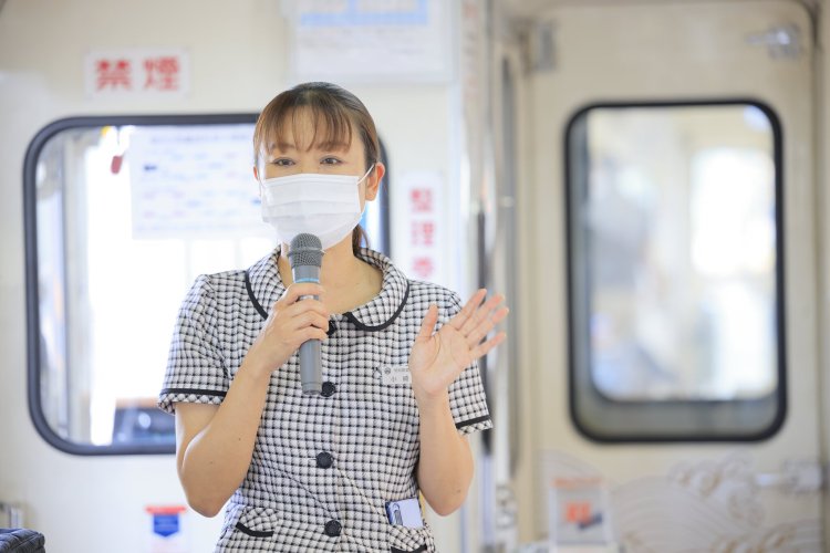 ユーモアを交えたガイドをしてくれた、名物アテンダントの小崎聡美さん。「秋は『きのこ列車』が人気です！」。