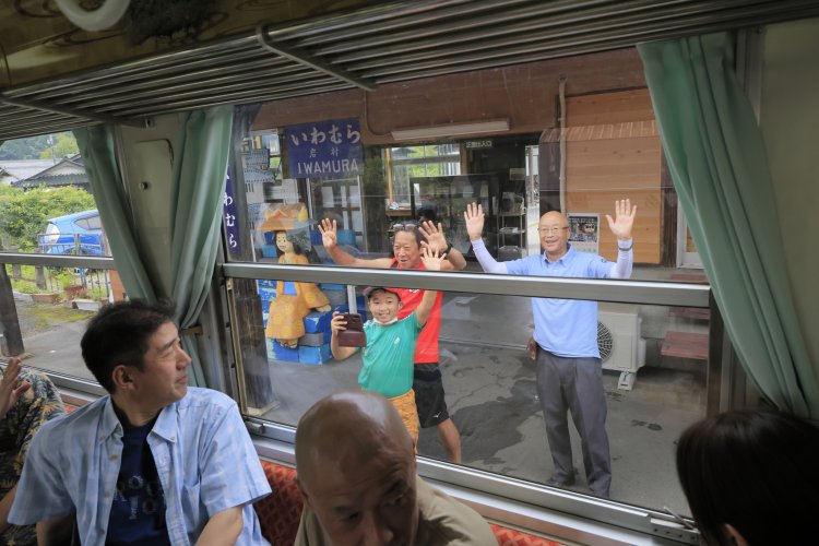 岩村駅でいつも手を振る駅長さん。この日はお客さんも飛び入り参加。