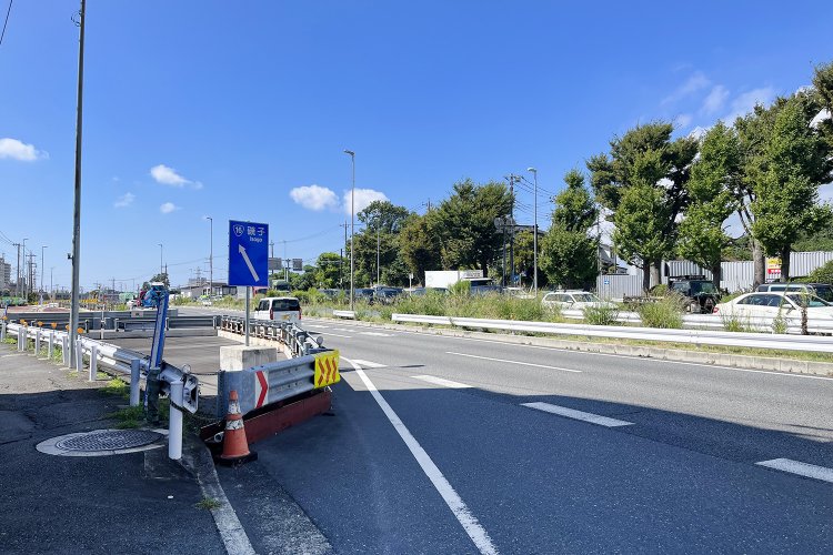 尾根をゆく戸塚道路。