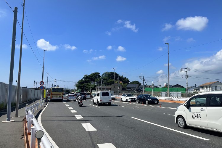 進行方向を望む。富士山が見えるとしたら道の先より少し右手の方角だ。