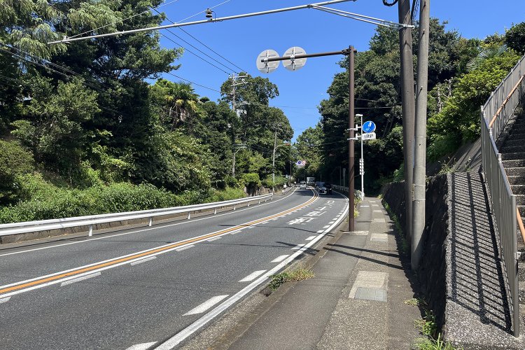 坂の途中で振り返ったところ。写真左奥（坂の西側）に清浄光寺、通称遊行寺がある。