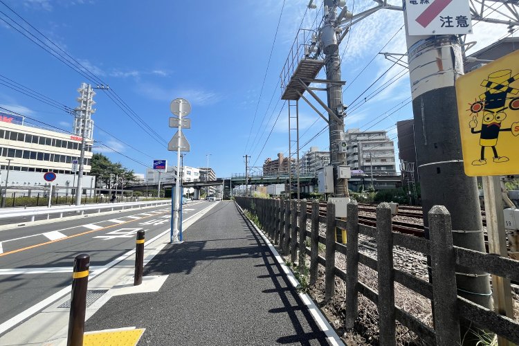 歩行者は跨線橋を通れなかったので、脇の踏切を渡る。跨線橋は横から見るとかなりの高さだ。
