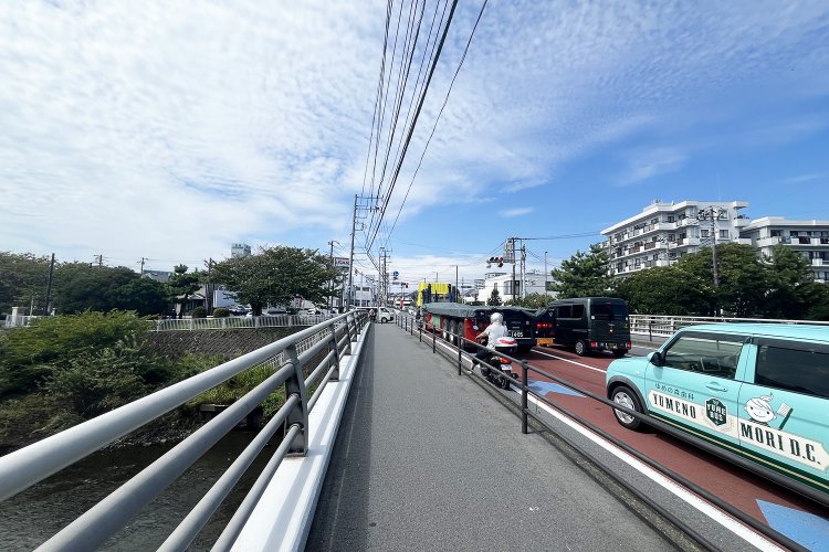 引地川に架かる富士見橋。わずかな高低差がある。