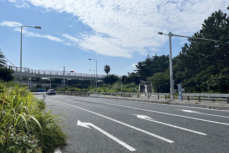 浜須賀交差点の手前。