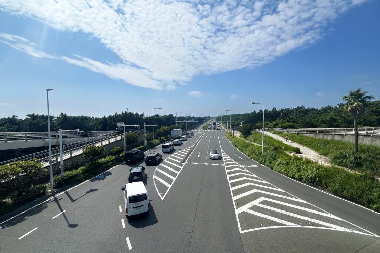浜須賀交差点の歩道橋から西を望む。富士山が見えるときは、道の先、少し右に姿を現す。