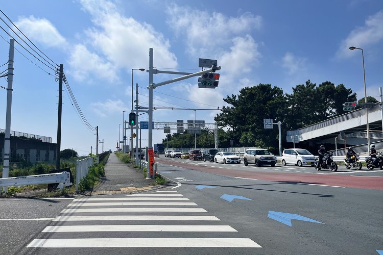 湘南大橋に差し掛かったところ。この上りが足にくる。