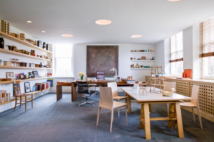 バートン・コート自邸内の仕事部屋。2004年 撮影＝David Garcia。　