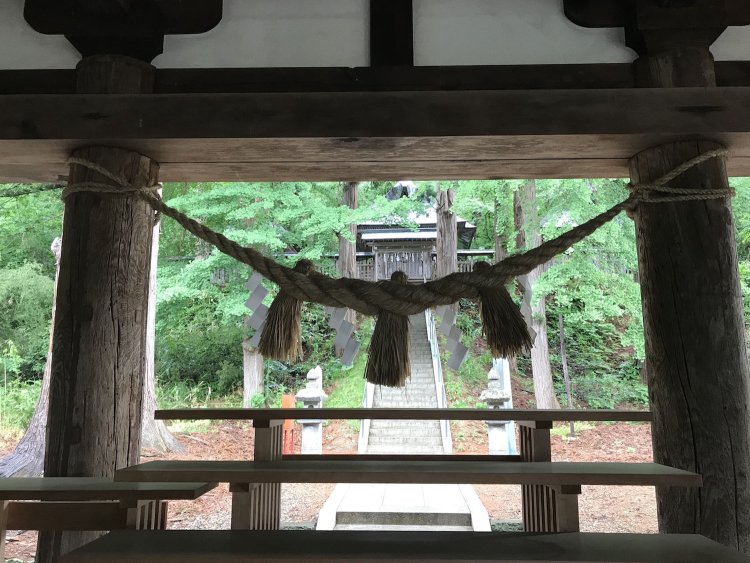 福島県の「新宮熊野神社」には文殊菩薩像などの仏像が祀られ、神仏習合の名残が。