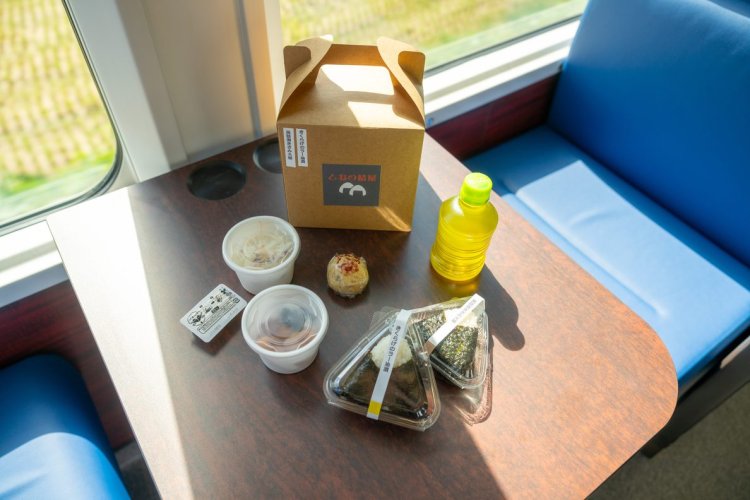 おむすびBOX 1200円は遠野のもろみ漬け、おかずなどが付く。