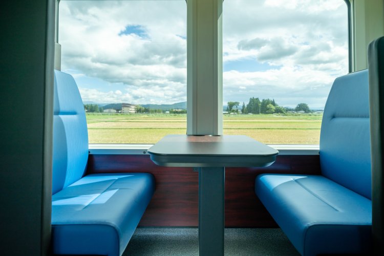 仕切りが高いのボックスシート。個室に近い感覚だ。