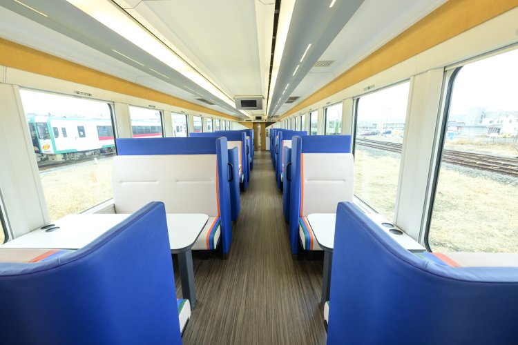 ボックスシートの大きな窓から、田園風景や山並みを眺めよう。