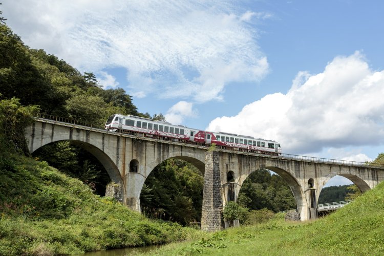 めがね橋の名で知られる宮守川橋梁を渡る。