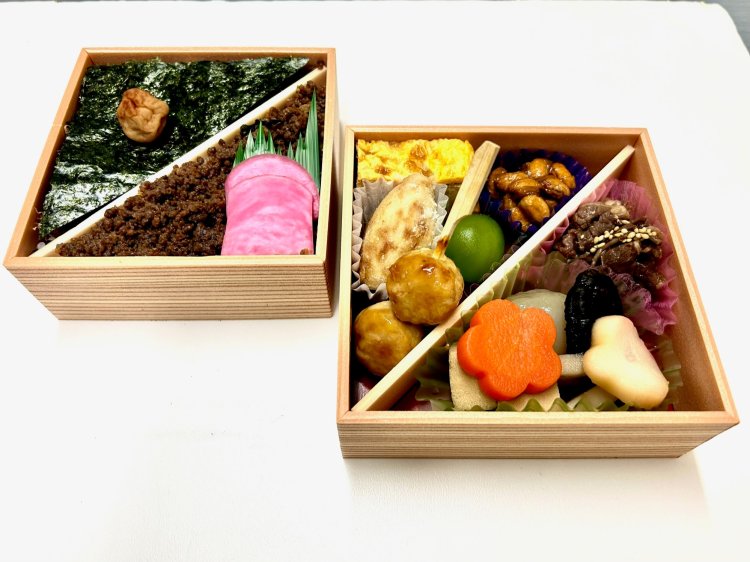 郡山と喜多方の地酒2種の唎き酒セット3300円（上）や、「あいづ SATONO」限定 宝の山100th 弁当1500円も販売。