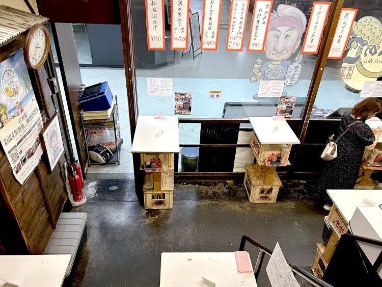 いい感じに配置された立ち飲みテーブルたち。