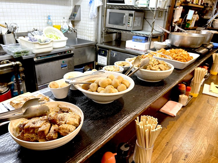 店長が毎日違ったメニューを考える大皿料理。