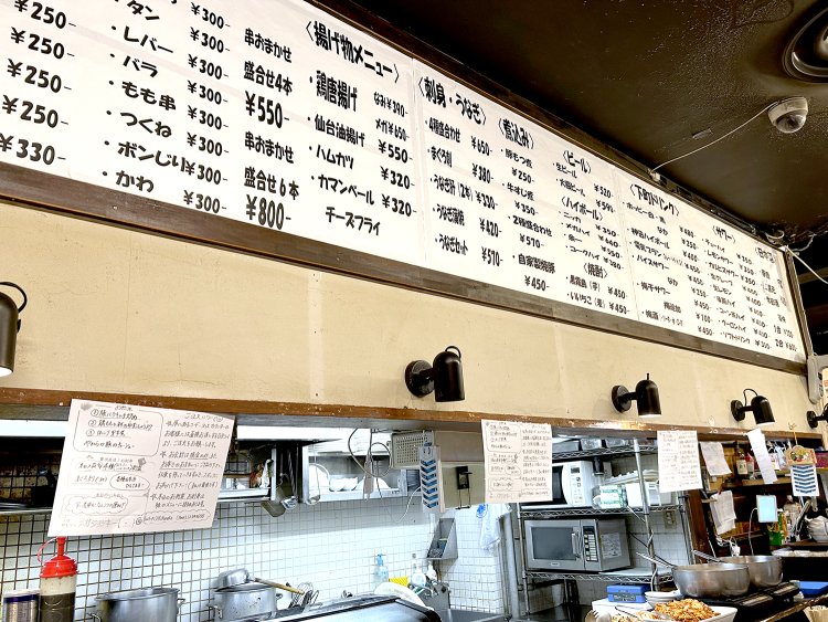カウンター上部にずっと眺めていても飽きない巨大メニュー。