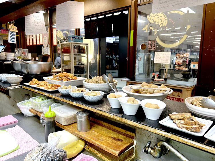 カウンターの前に並ぶ日替わりの大皿料理。