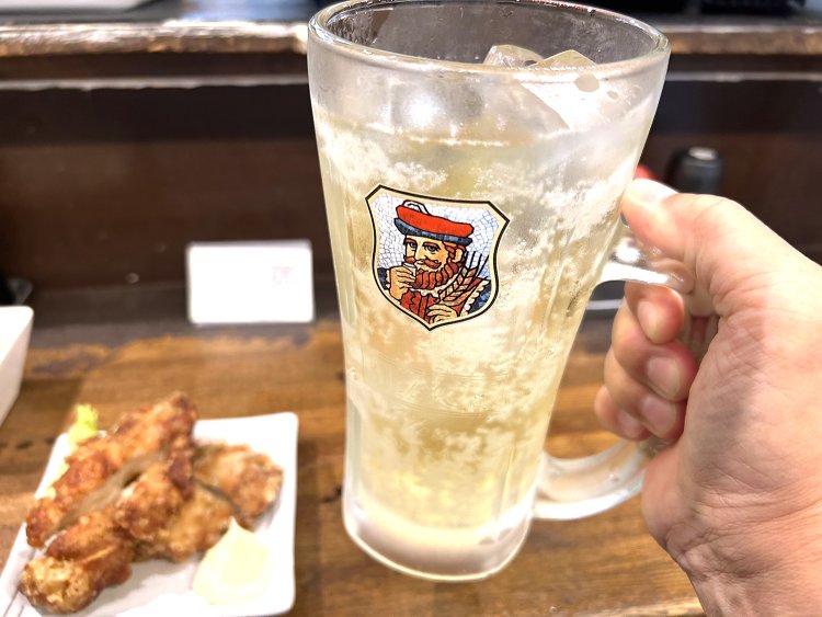 おつまみを口にするたびメガハイボールに手が伸びる。