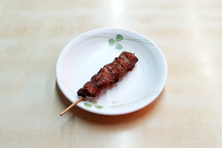 カシラ（ハラミ）の塩。おつまみに適した程よい歯応えがあり、かむほどに旨味が感じられる。