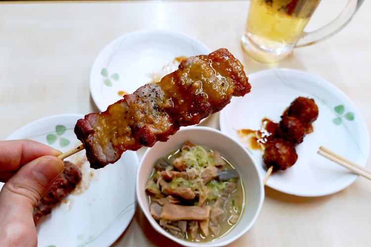 豚バラ串は、甘みとコクのあるニンニク味噌で味付け。ほんのり香るコショウもいいアクセント。