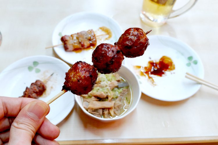 鶏串焼きの1つ、名物つくねは、タレがおすすめ。ジューシーな鶏肉と醤油ベースのタレがマッチする。
