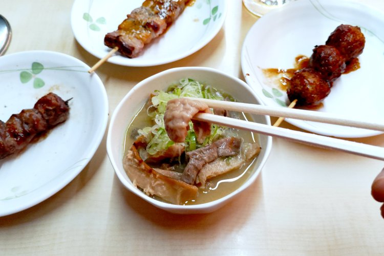 味噌ベースの奥深い風味にハマる、牛もつ煮込み630円。プリッとした牛もつの食感も魅力的だ。