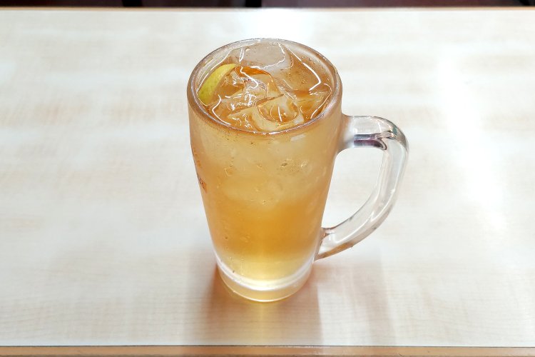 酎ハイの元祖とも言われるホイスサワー500円。ホッピーとハイボールを掛け合わせたような、クセのない味わい。