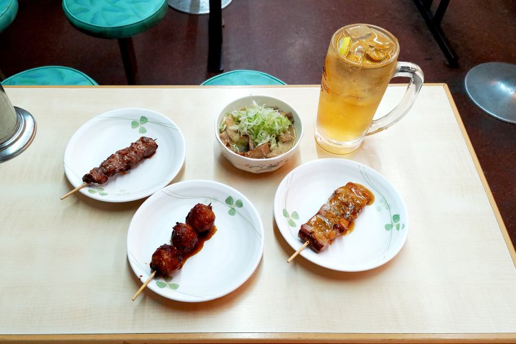 各種串焼きと牛もつ煮込みは、ビールや酎ハイはもちろん、ホイスサワーとも相性抜群。