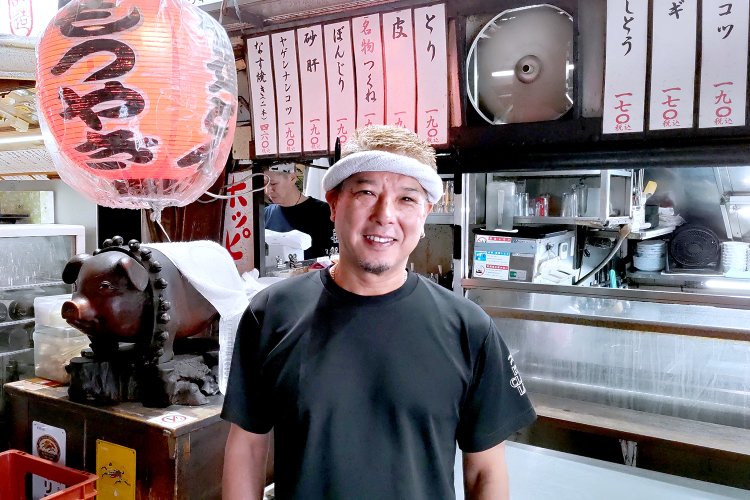 強面ながら心やさしい、店長の岩本有司さん。お祭りを愛し、ねじり鉢巻きがよく似合うアツい男だ。