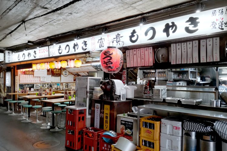 大衆酒場を象徴する赤提灯が目印。営業中は、歩道に面した焼き台から串焼きの香りが漂ってくる。