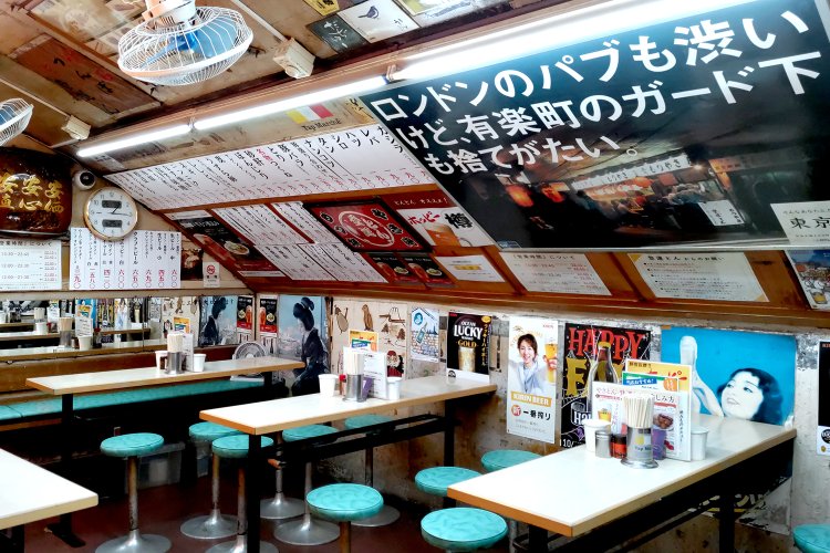 ガード下のトンネル内にあるため、壁と天井がアーチ状になっている。この構造は、創業当時から変わらない。