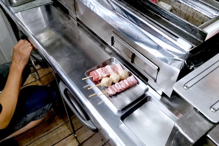 鮮度抜群の各種串焼き。左から豚バラ串350円、つくね190円、カシラ190円（串焼きの注文は、各種2本～）。