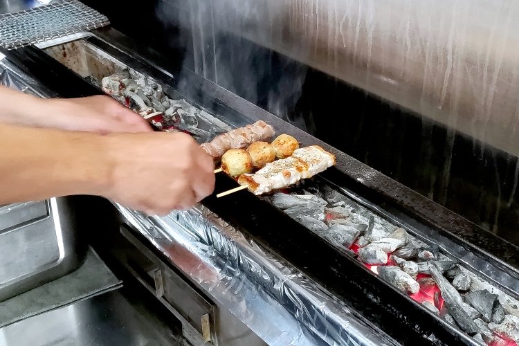 遠赤外線が多く出る備長炭を使い、約10分かけて絶妙な火加減で焼き上げていく。