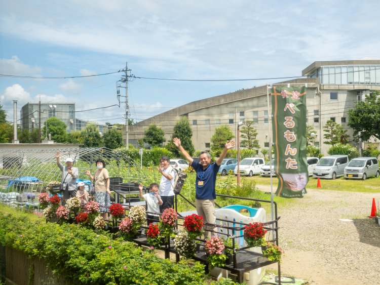 氷見駅や沿線の氷見市海浜植物園から、地元の方々が手を振ってくれた！