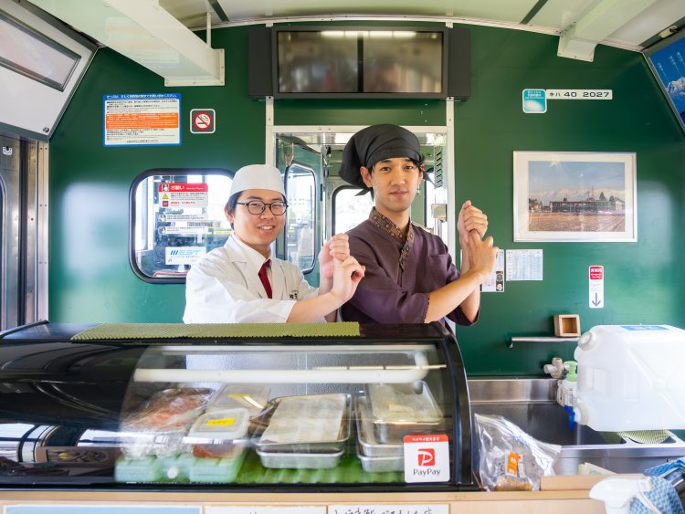 職人が実際に車内で握る富山の寿司。ネタは旬の素材から毎週厳選している。「お客さまと一緒に旅をしながら握れるのが楽しいです！」と職人さん。