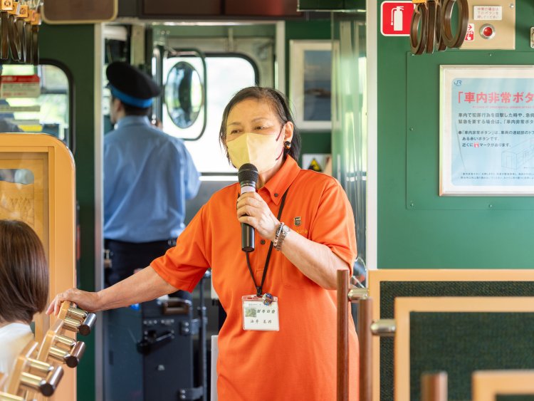 氷見線は高岡市・氷見市、城端線は砺波市・南砺市のボランティアガイドが同乗。「落ち着いた雰囲気もこの列車の魅力の一つです」と、ガイドの油井美邦さん。