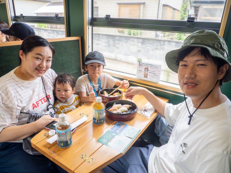 大阪から来たご一家も「車内で食べる寿司が楽しみでした！」。