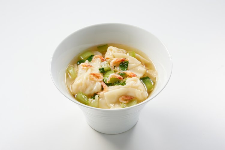 カフェテリア監修の五十嵐シェフは、静岡の食材を生かしたメニューに尽力。大ぶりエビワンタン復興麺～桜海老を添えて～1900円。