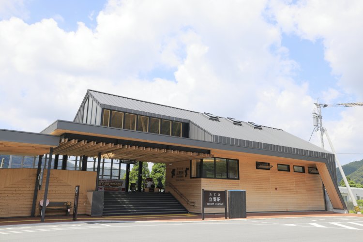 県産の杉材をふんだんに使った立野駅。