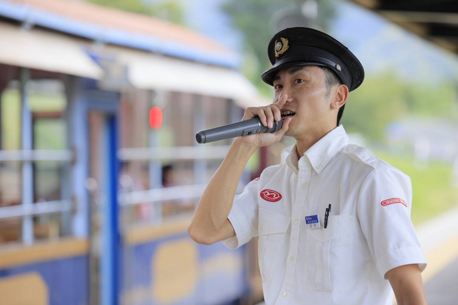 「沿線のガイドはお任せください」と車掌さん。ホームではゆうすげ号の出発前から、マイ クパフォーマンスで乗客を楽しませている。