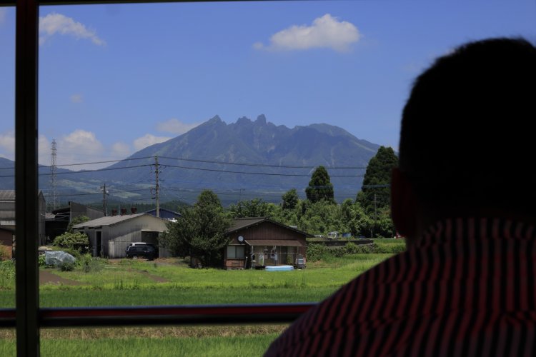 車窓に根子岳（ねこだけ）を望むと、楽しいトロッコの旅もフィナーレを迎える。
