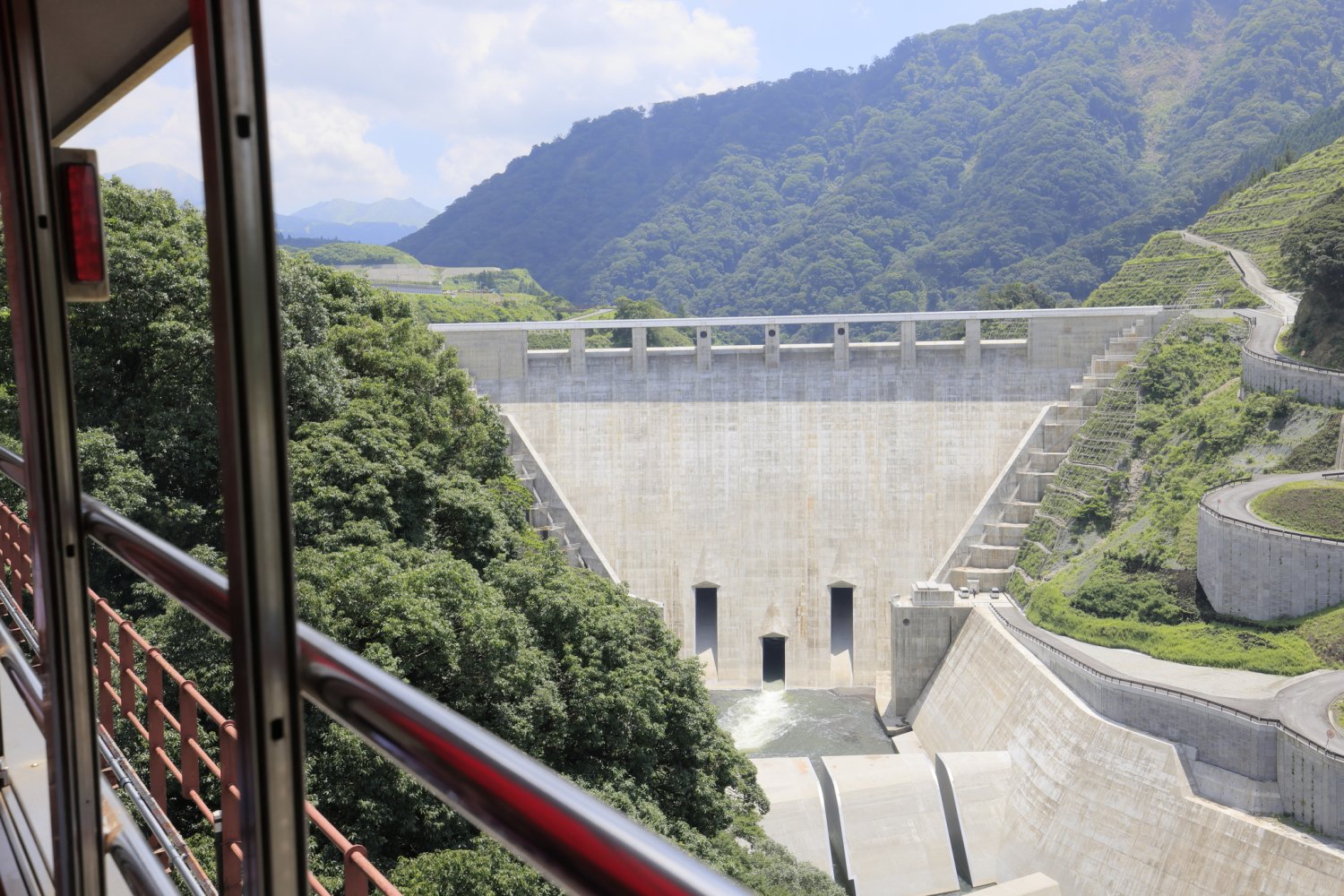 洪水調整が目的のため、水を溜めない阿蘇立野ダムが最初のビューポイント。