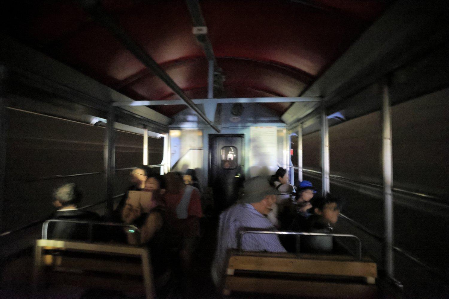 トンネルの中では、車内灯を消して真っ暗な空間を味わうサービスがある。