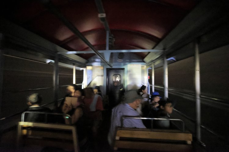 トンネルの中では、車内灯を消して真っ暗な空間を味わうサービスがある。